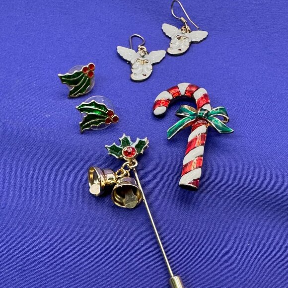 Christmas Lot:  Angel Earrings, Bell/Holly Pin; Candy Cane Pin & Holly Earrings - Picture 4 of 7